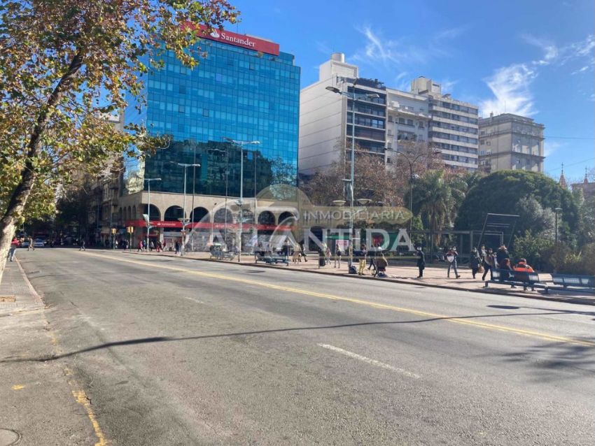 Foto de Alquiler Local Comercial Sobre 18 De Julio. Inm. Atlantida