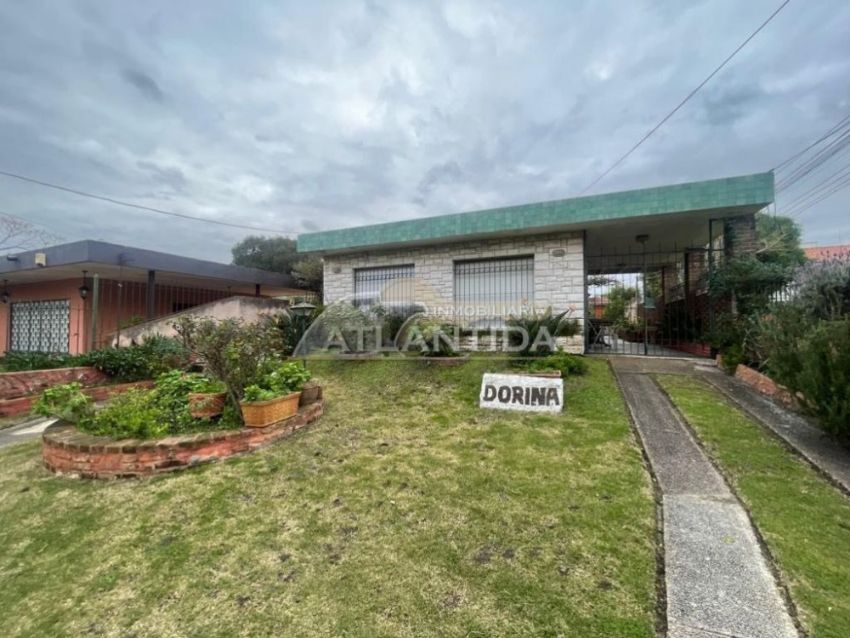 Foto de Venta De Casa Con Barbacoa, Atlántida En El Centro, 4 Dorm, Living/comedor, 2 Baños, Patio Amplio. Inmobiliaria Atlántida