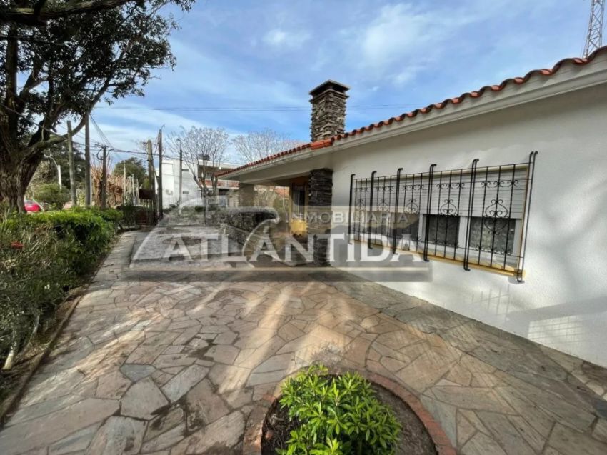 Foto de Venta Casa Grande, A 3 C/playa Brava, A 1 C/playa Mansa, Ideal Para Inversión En Residencia, Hotel, Local Y Más