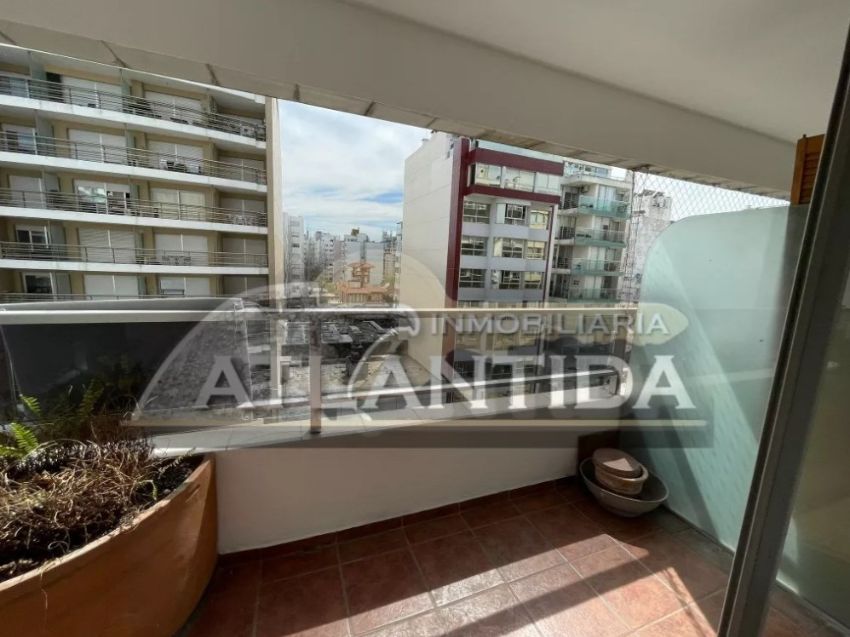 Foto de Alquiler Anual En Punta Carretas! Apartamento De 1 Dormitorio Con Ascensor, Balcón Y A 2 C/rambla Ghandi ! Inmobiliaria Atlántida