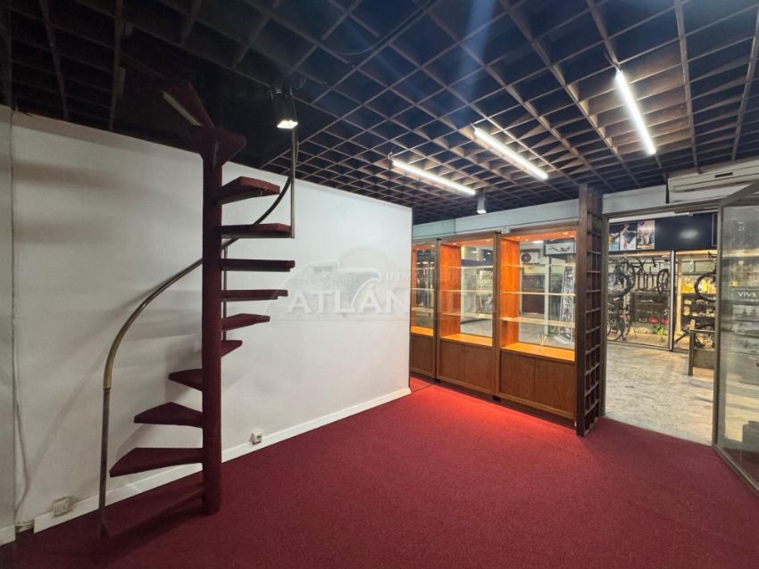 Foto de Venta Excelente Local Comercial Con Vitrina Al Frente, 18 De Julio Y Rio Negro! Inm, Atlántida