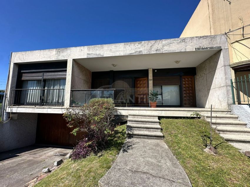 Foto de Venta Casa En Padrón Único! 4 Dormitorios, 2 Baños, Cochera, Parrillero, Barbacoa Y Mucho Más. Esquina En El Corazón De Montevideo. 