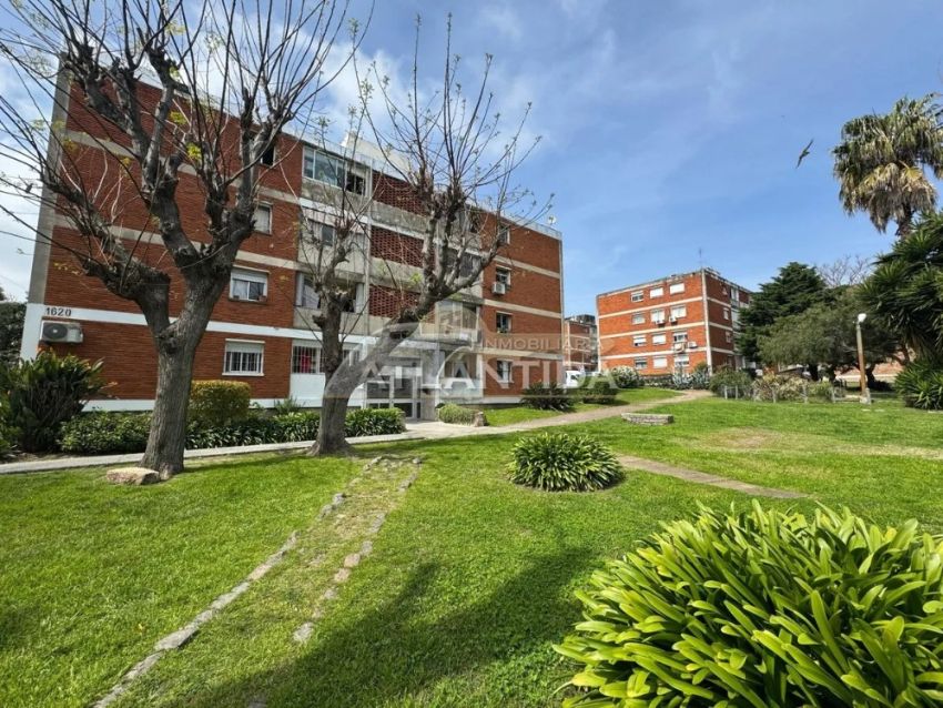 Foto de Venta Apartamento 2 Dormitorios Con Balcón Al Frente, A Cuadras De La Rambla! Oportunidad! Inm, Atlántida.