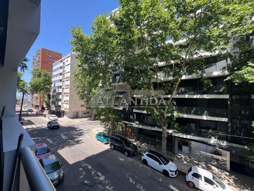 Foto de Alquiler Apartamento 2 Dormitorios En Segundo Piso. Andes Y Maldonado, Centro. Inm Atl&aacute;ntida