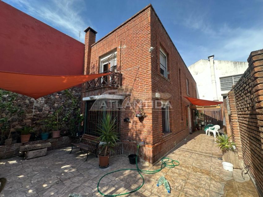 Foto de Venta Casa 3 Dormitorios, 2 Ba&ntilde;os Y Parrillero En La Comercial. Inm Atl&aacute;ntida