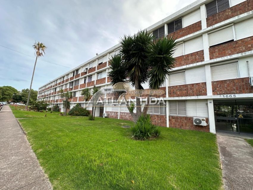 Foto de Alquiler Apartamento Al Frente, 2 Dormitorios Y Balc&oacute;n Sobre Propios / Buceo. Inm Atl&aacute;ntida