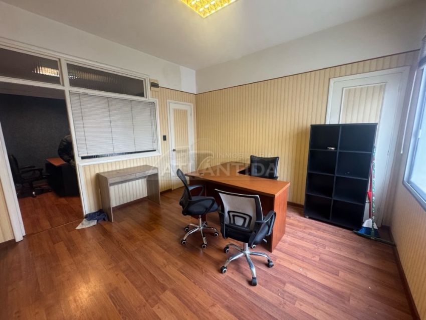 Foto de Alquiler Oficina Con Sala De Espera, 2 Ambientes Y Ba&ntilde;o. 1 Cuadra Peatonal Sarand&iacute;, Ciudad Vieja. Inm Atl&aacute;ntida